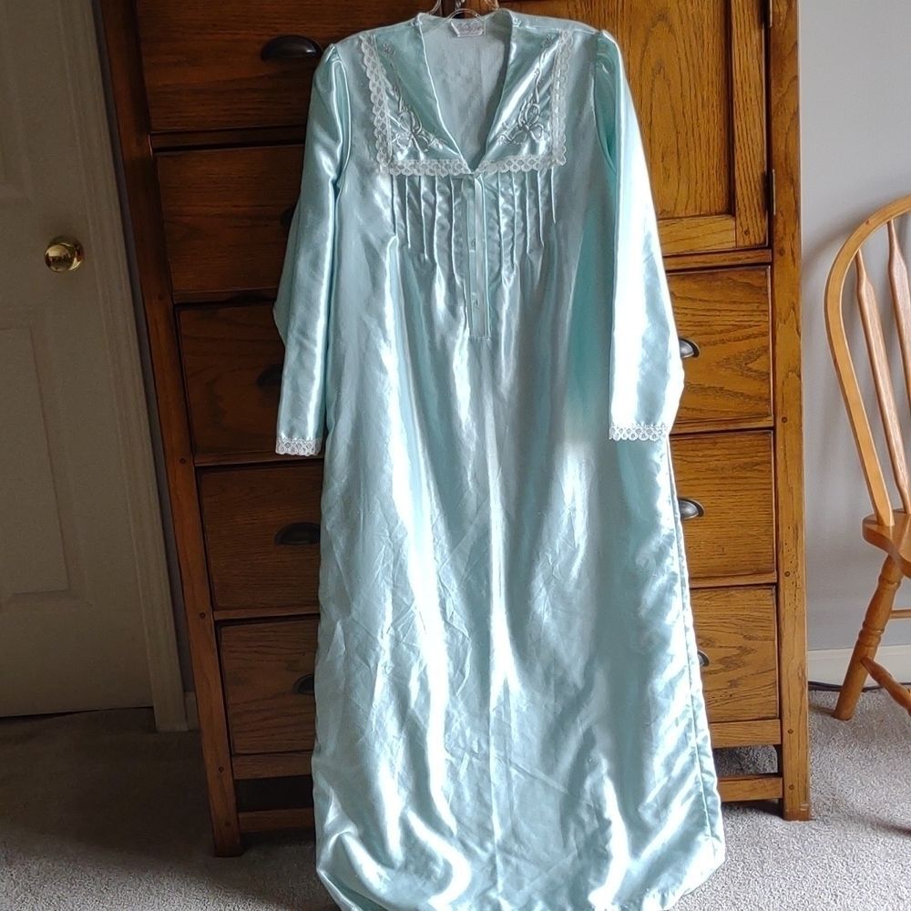 𝅺Vintage Vanity Fair Lace Trimmed Satin Night Gown Oversized Granny nightgown